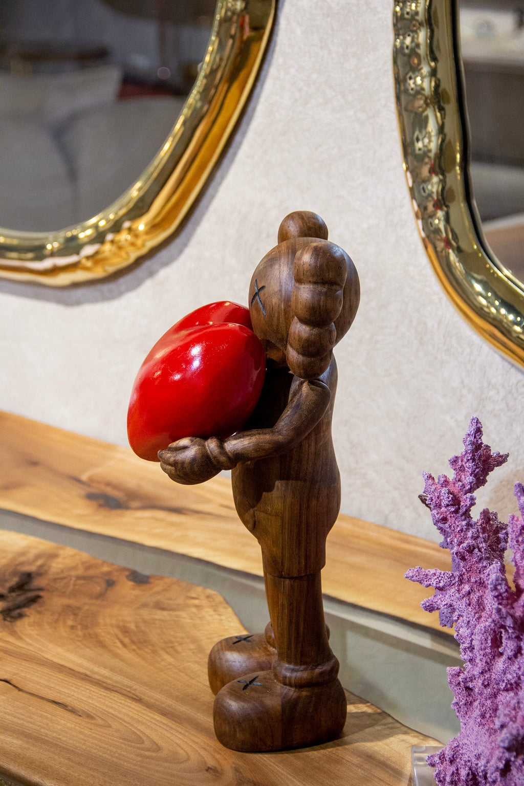 Handgefertigte Holz-Kunstfigur mit Herz