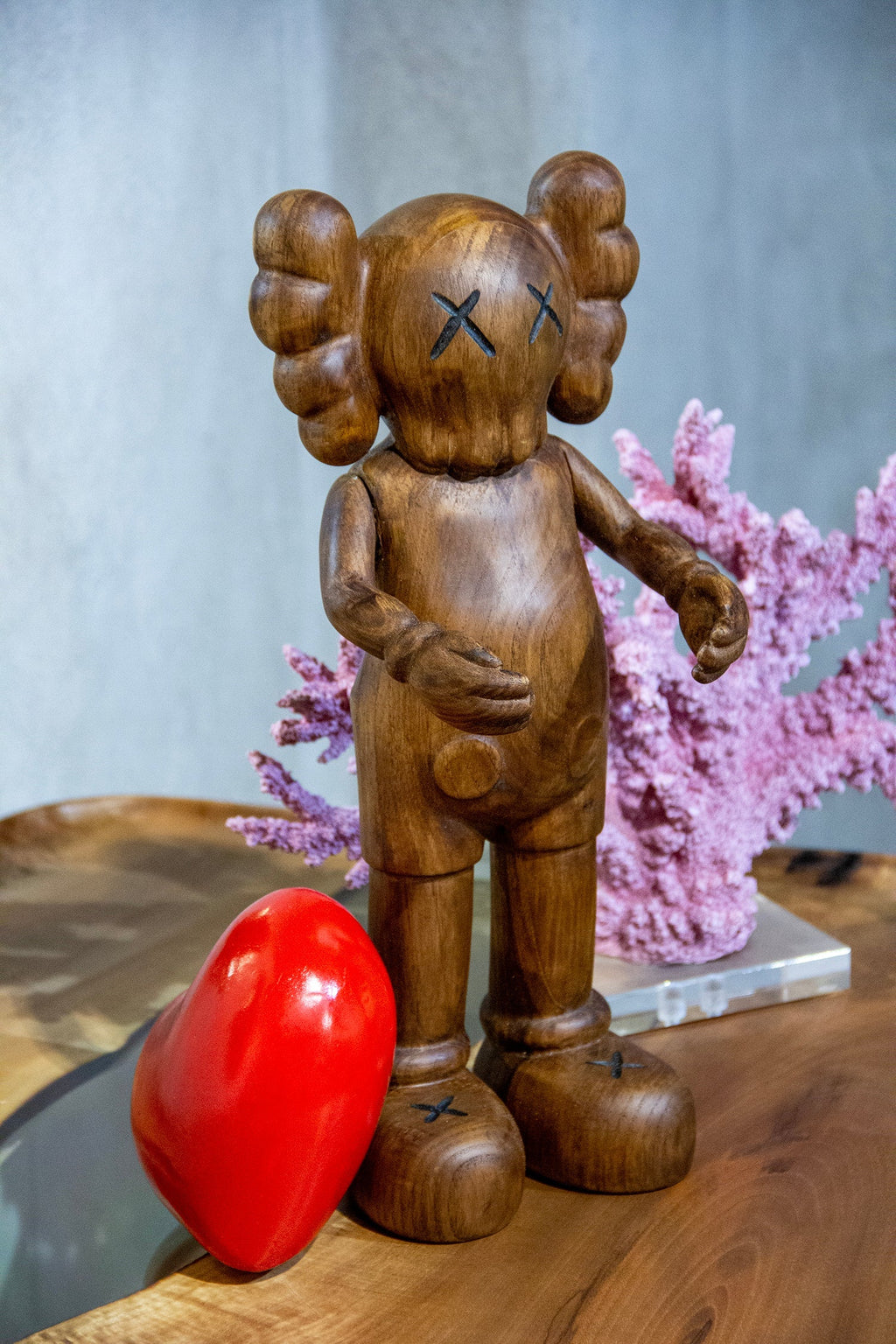 Handgefertigte Holz-Kunstfigur mit Herz