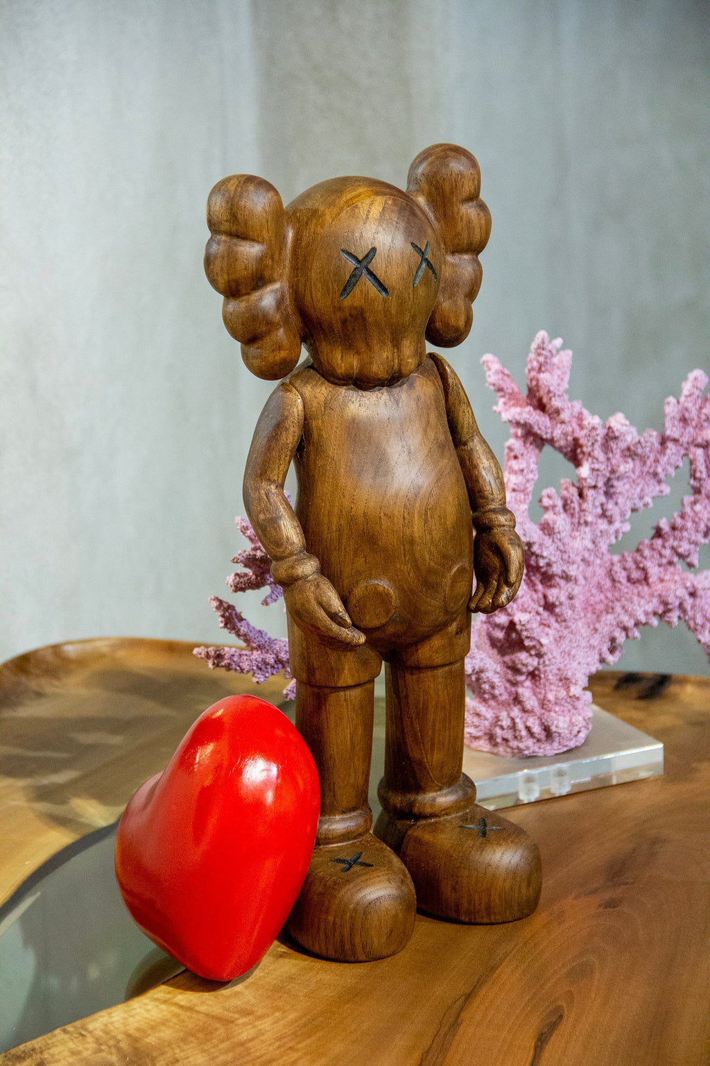Handgefertigte Holz-Kunstfigur mit Herz