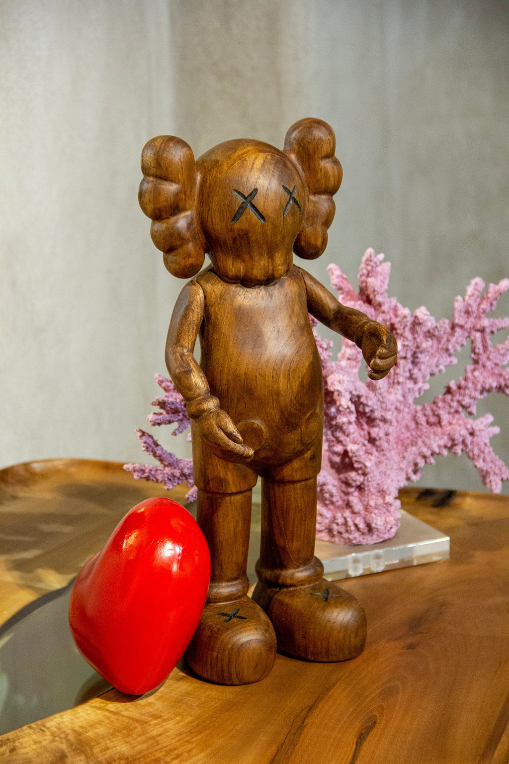 Handgefertigte Holz-Kunstfigur mit Herz