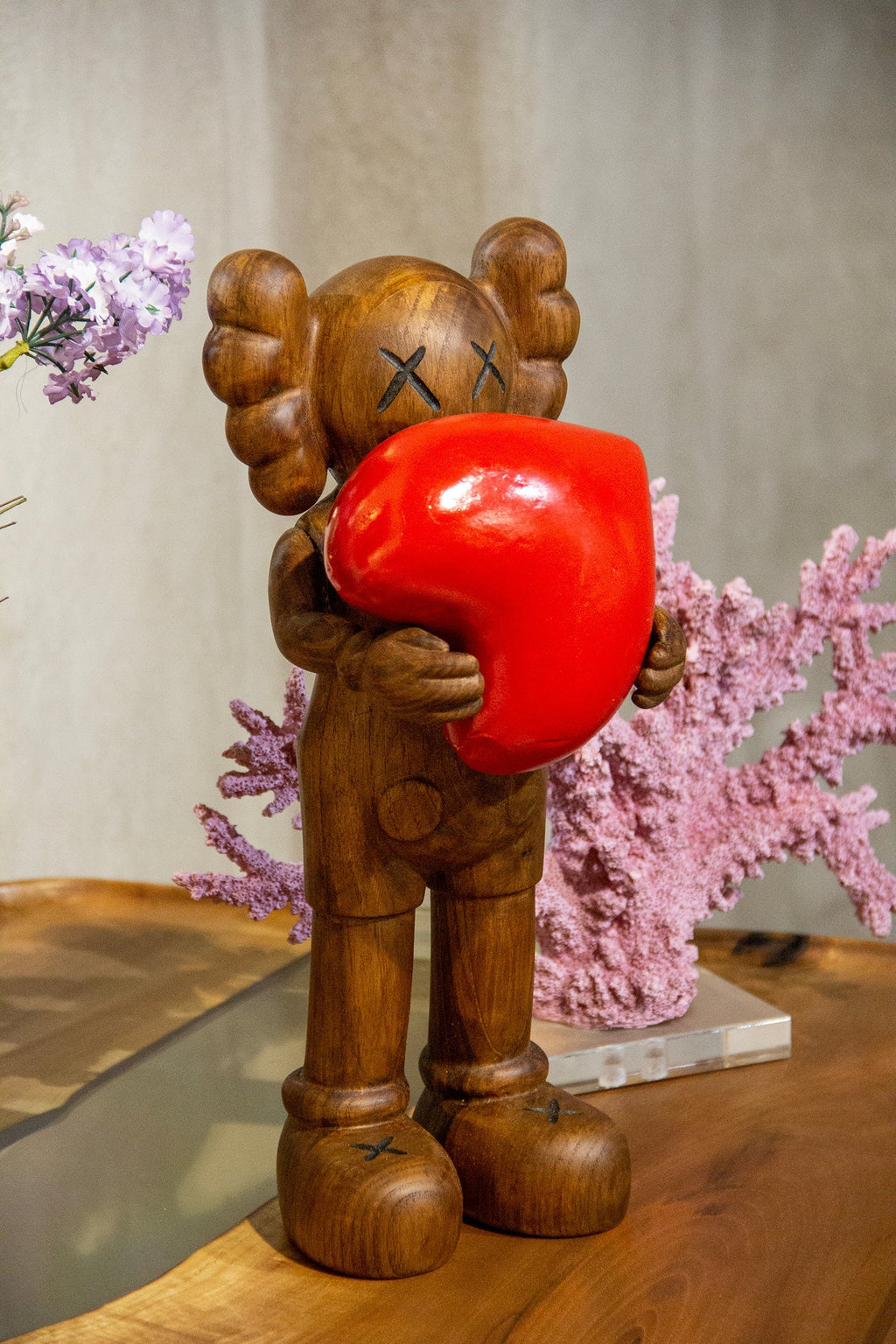 Handgefertigte Holz-Kunstfigur mit Herz