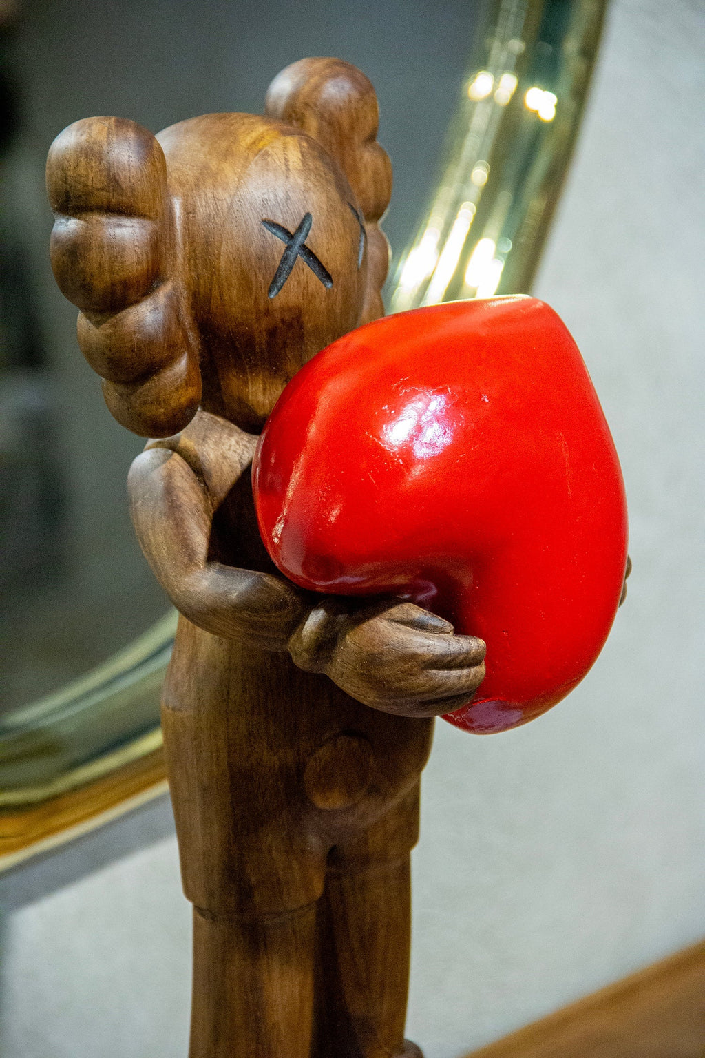 Handgefertigte Holz-Kunstfigur mit Herz