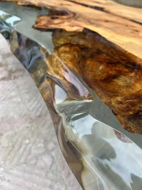 Esstisch aus massivem Lindenholz mit Natur-Epoxidharz-Details