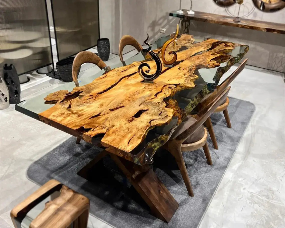 Esstisch aus massivem Lindenholz mit Natur-Epoxidharz-Details
