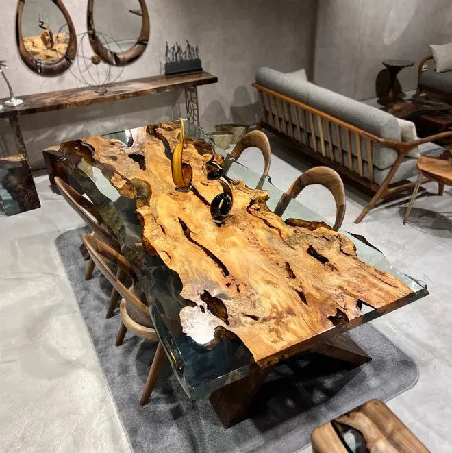 Esstisch aus massivem Lindenholz mit Natur-Epoxidharz-Details