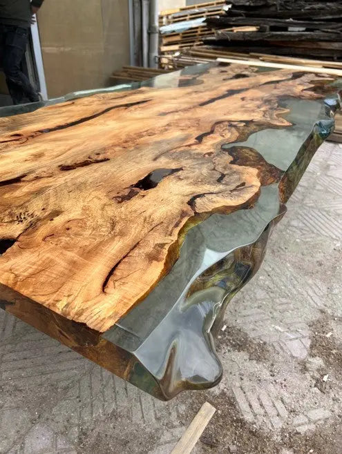 Esstisch aus massivem Lindenholz mit Natur-Epoxidharz-Details