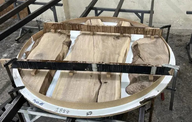 Runder Epoxidharz-Tisch mit Wirbel-Holzsockel aus Walnussholz