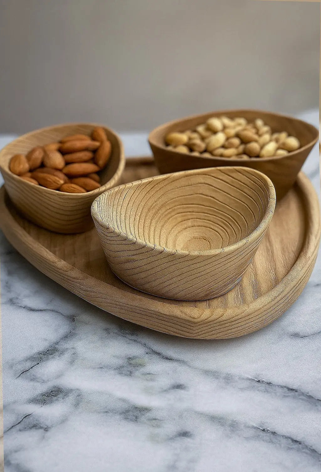 Handgefertigtes luxuriöses Nussschalen-Set aus Holz mit Tablett