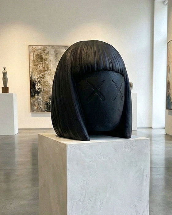 Frauenkopf-Skulptur aus Holz