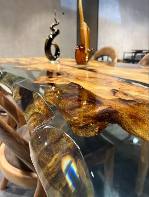 Esstisch aus massivem Lindenholz mit Natur-Epoxidharz-Details
